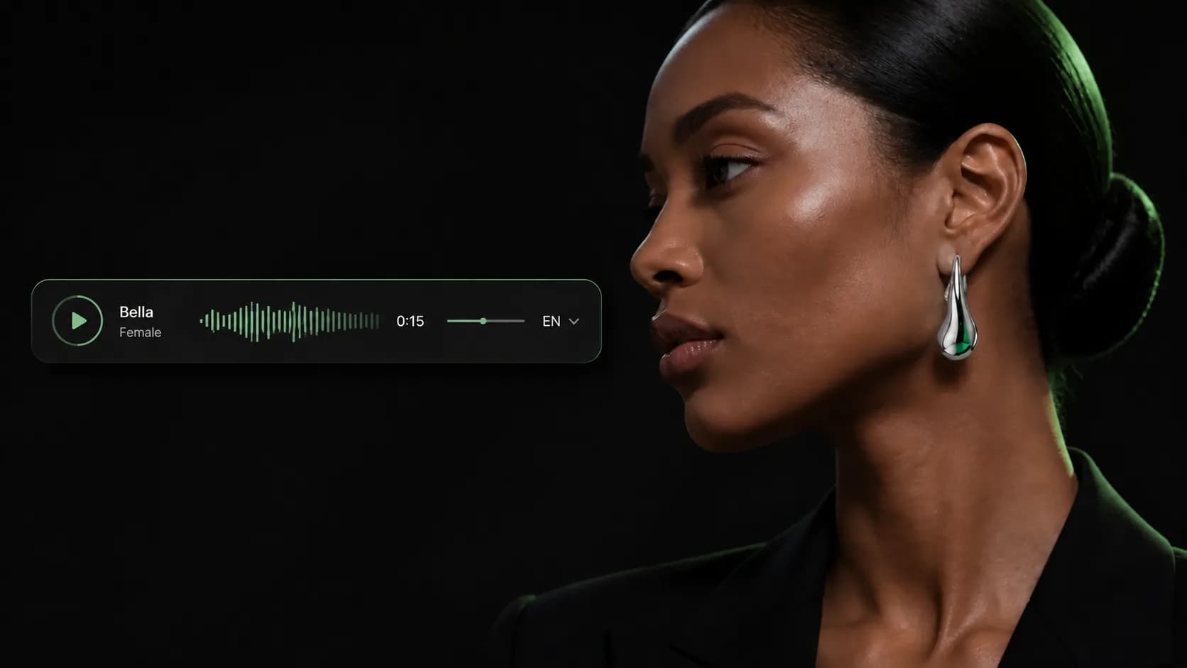 عارضة مجوهرات فاخرة ترتدي قرط زمرد من الذهب الأبيض بجانب عنصر تحكّم صوتي بسيط من KINOAI